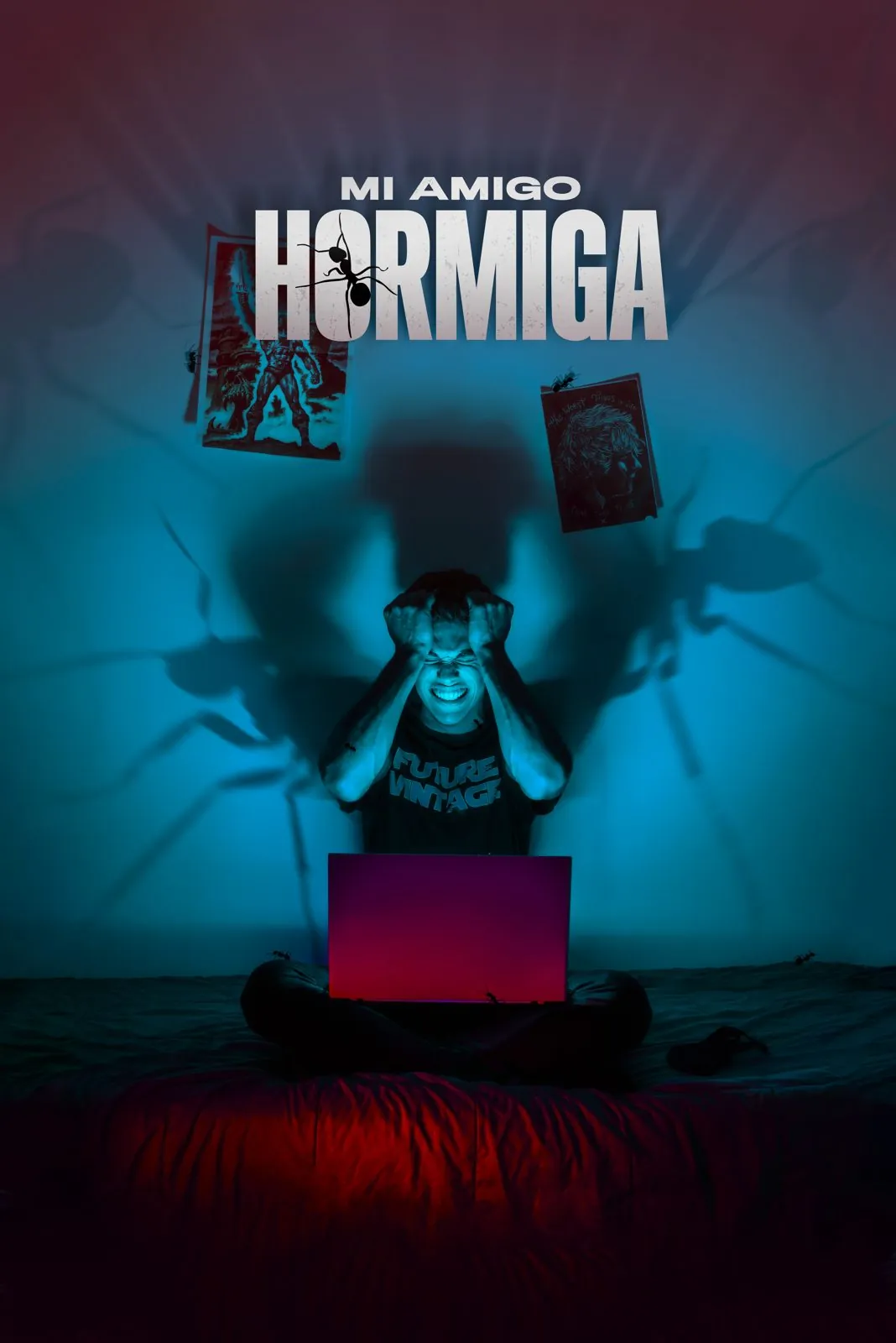 Póster de Mi Amigo Hormiga: un joven frente a una laptop con la sombra de una hormiga gigante