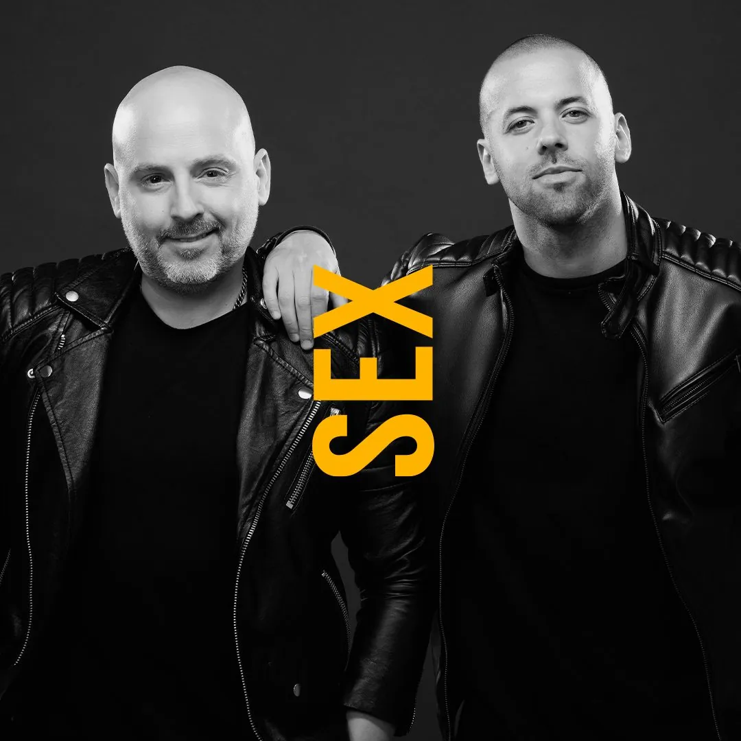 Key visual de SEX, retrato en blanco y negro con el logotipo amarillo